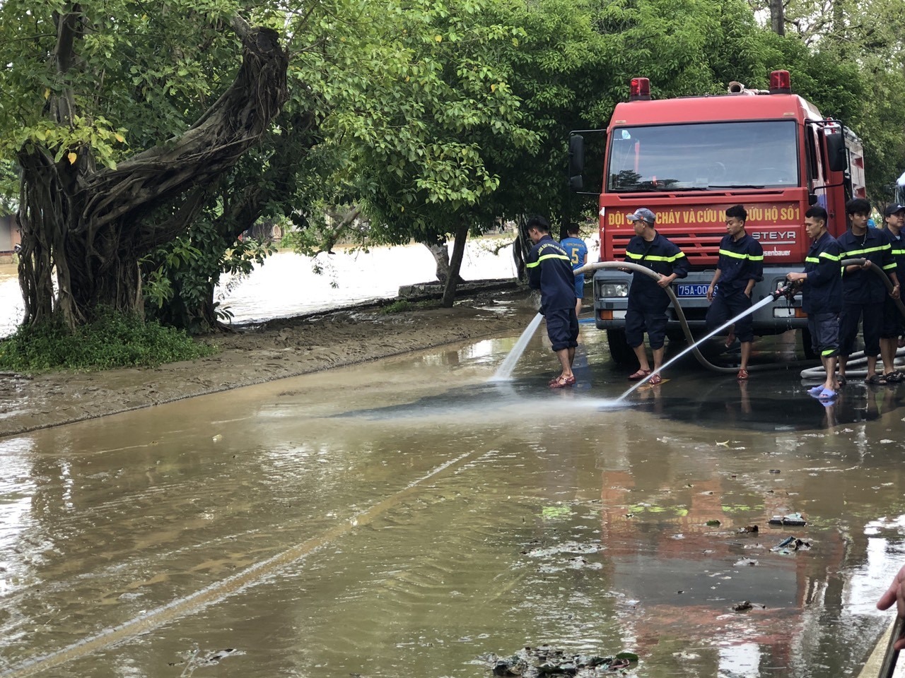 Ngoải ra, lực lượng công an, bộ đội cũng hỗ trợ người dân khắc phục những nơi bùn đất nhiều, ngập sâu.