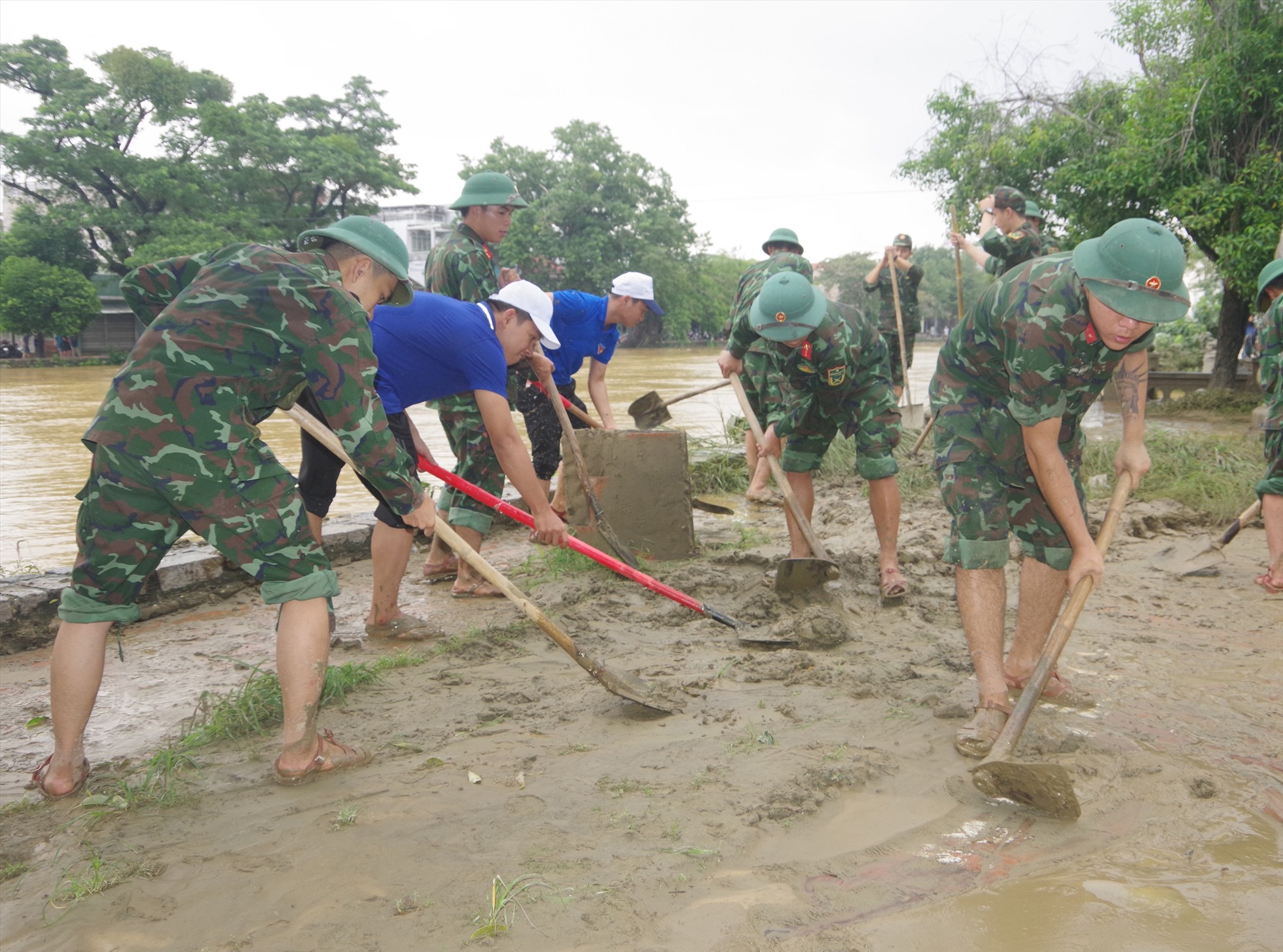 Ngoải ra, lực lượng công an, bộ đội cũng hỗ trợ người dân khắc phục những nơi bùn đất nhiều, ngập sâu.