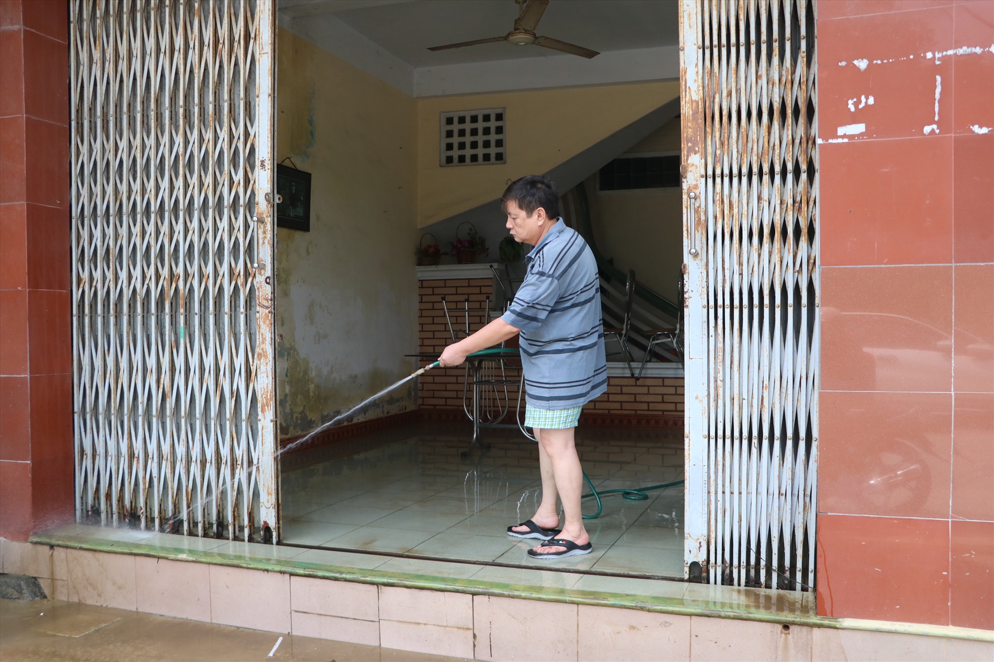 Sau 3 ngày nhà cửa bị chìm trong nước lũ, nước rút, người dân ở Thừa Thiên Huế bắt tay thu dọn bùn đất, ổn định cuộc sống.