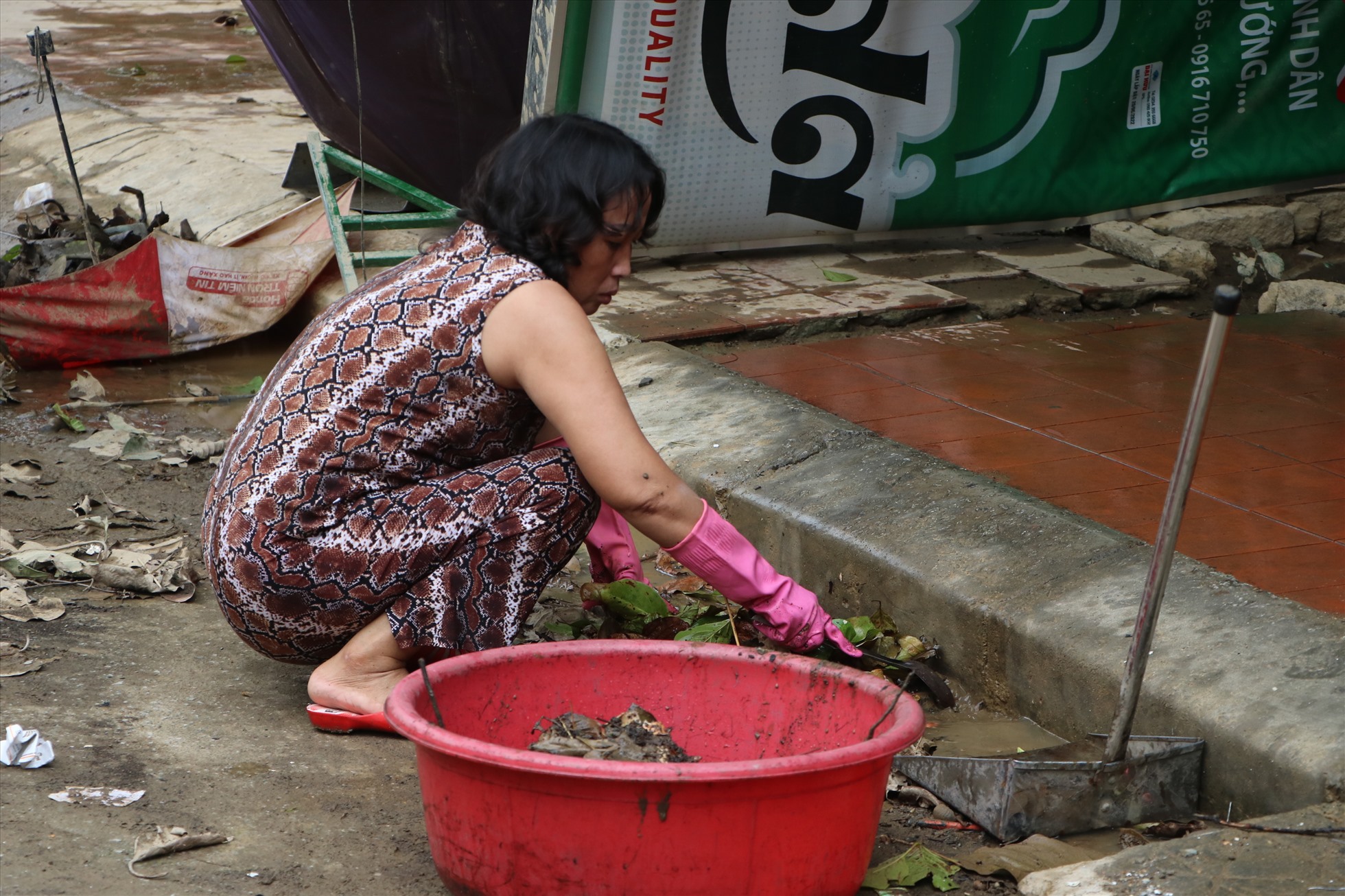 Bà Nga (TP. Huế) cho biết, trận lũ vừa rồi nhà bà ngập hơn 1 mét. “Sáng nay nước mới rút để dọn dẹp. Giờ chỉ mong dọn xong, kê đồ đạc lên cao để chuẩn bị đón bão số 6“, ngà Nga nói.