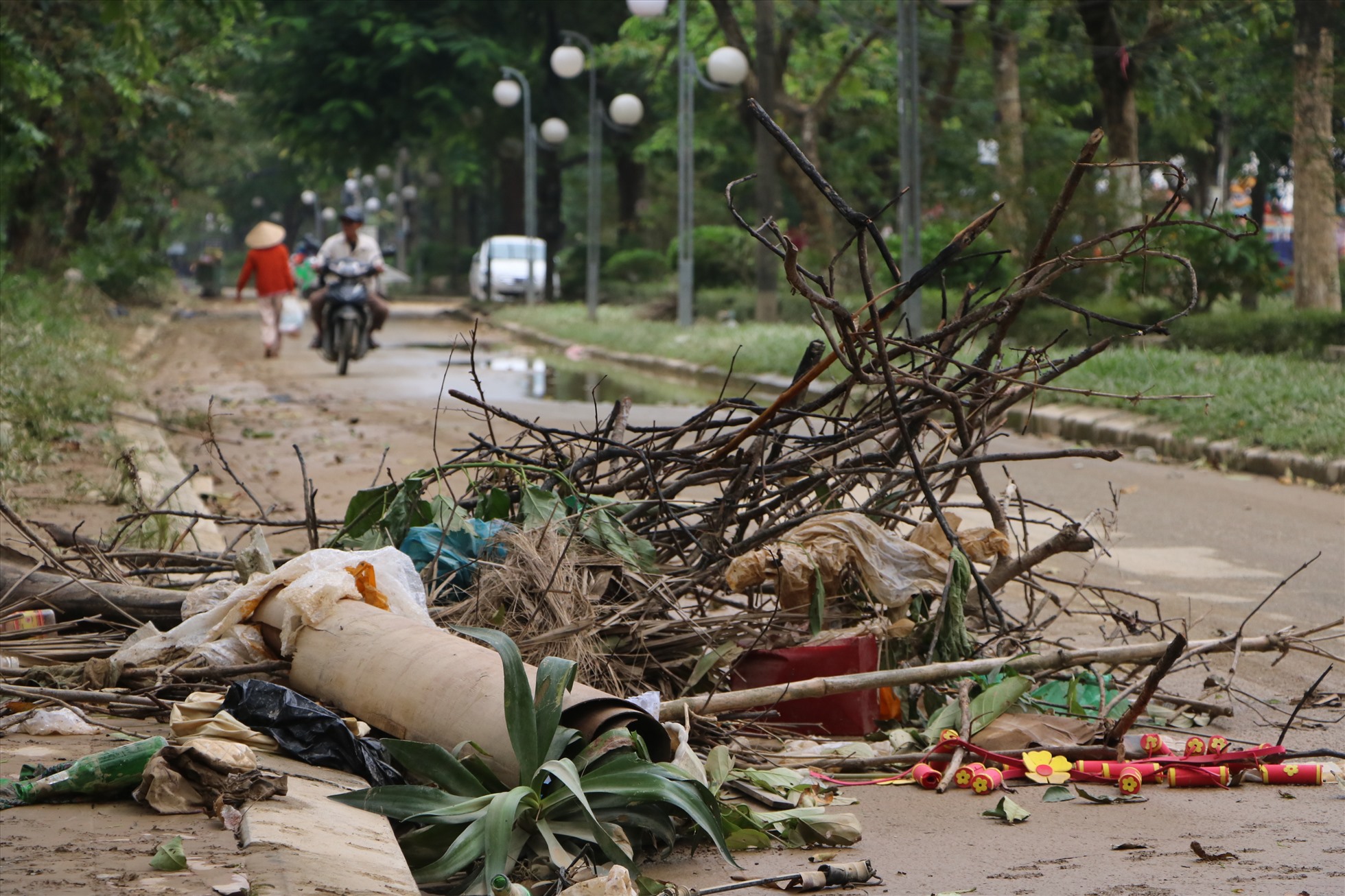 Còn nhiều rác chưa được dọn dẹp trên đường Trinh Công Sơn (TP. Huế)