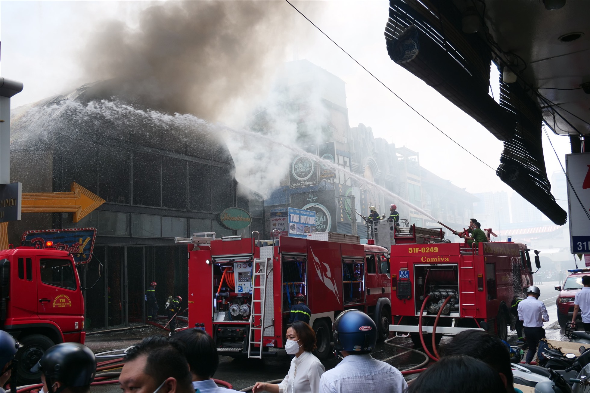 Vụ cháy xảy ra vào khoảng 9h30 tại nhà hàng District K , đường Thủ Khoa Huân, quận 1. Ngọn lửa bùng phát rồi nhanh chóng lan rộng, khói đen phát ra bao trùm cả khu vực.