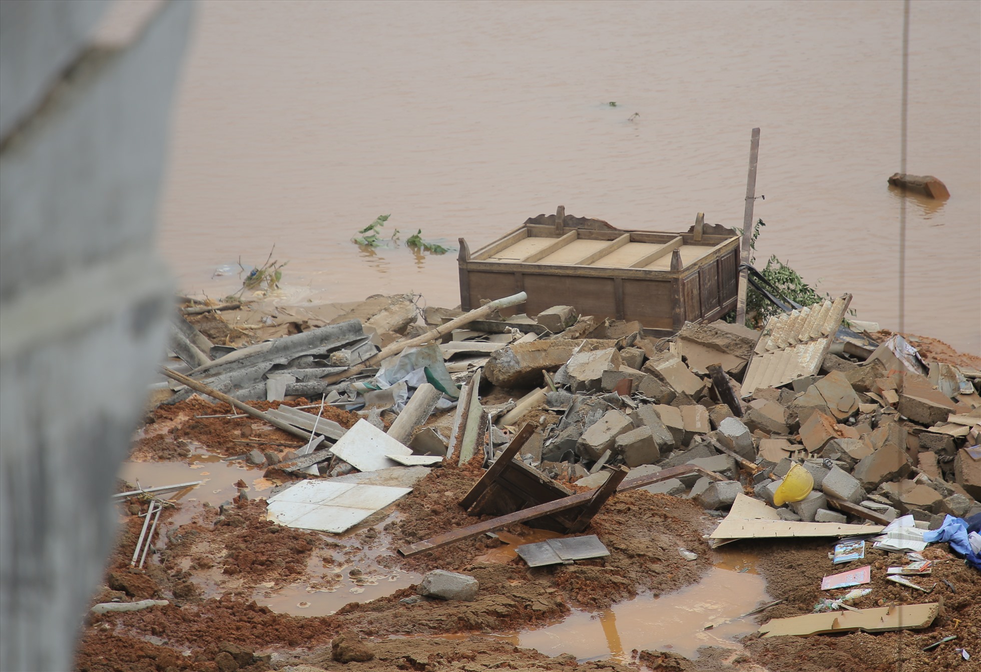 Sau 3 tiếng nổ, đồng nghĩa với 3 lần sạt lở, thì 3 ngôi nhà và 2 hàng quán đổ ụp xuống sông Thạch Hãn.