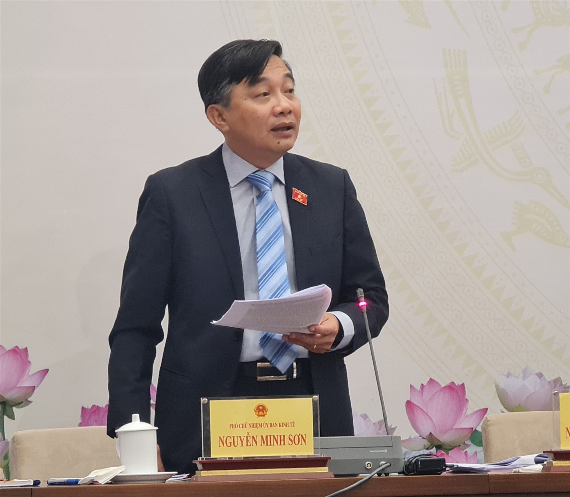 Phó Chủ nhiệm Ủy ban Kinh tế của Quốc hội Nguyễn Minh Sơn trả lời tại họp báo. Ảnh: PV