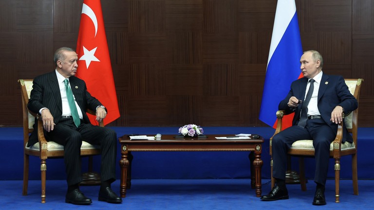 Tổng thống Thổ Nhĩ Kỳ Recep Tayyip Erdogan (trái) gặp Tổng thống Nga Vladimir Putin (phải) bên lề hội nghị thượng đỉnh CICA tại Astana, Kazakhstan ngày 13.10. Ảnh: Văn phòng Tổng thống Thổ Nhĩ Kỳ