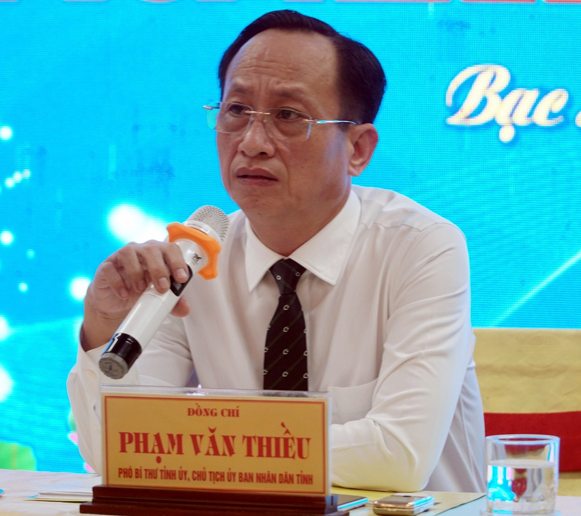 Chủ tịch UBND tỉnh Bạc Liêu Phạm Văn Thiều tâm tư trước việc tỉnh này mỗi năm có 60.000 người bỏ xứ ra đi tìm việc làm. Ảnh: Nhật Hồ
