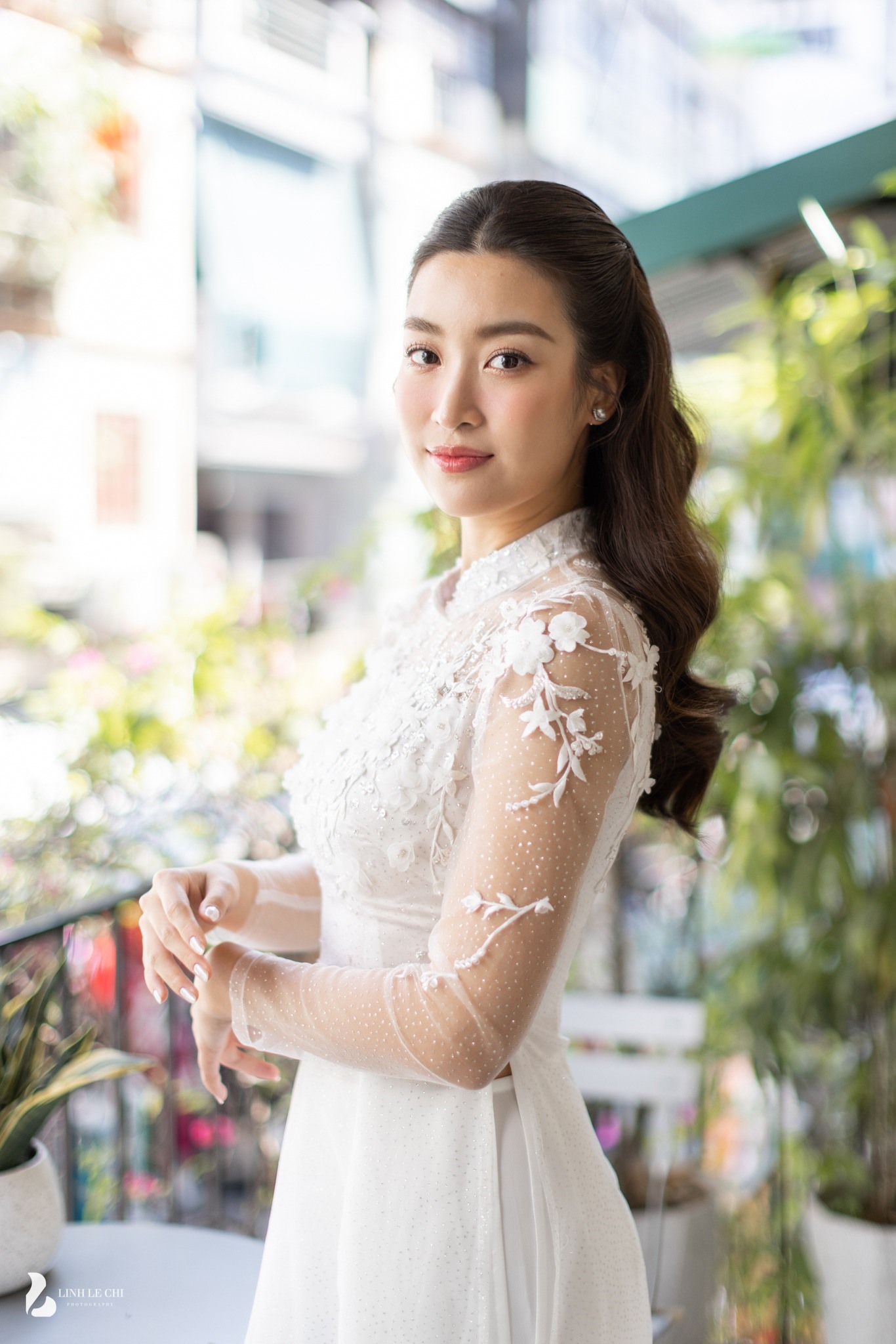 Cô dâu Đỗ Mỹ Linh nền nã trong trang phục áo dài cưới truyền thống.