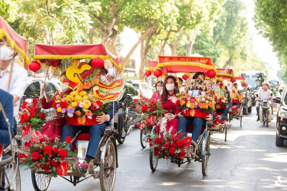 Cặp đôi lựa chọn phương tiện rước dâu là xe đạp xích lô truyền thống để thuận lợi di chuyển trên các tuyến đường phố cổ. Ảnh: HA