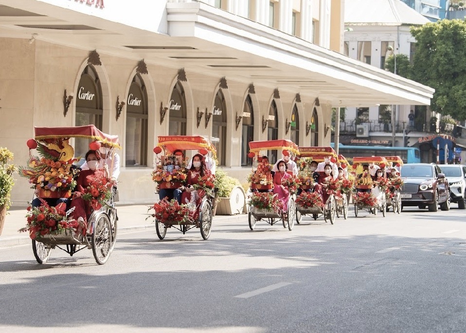 Cặp đôi lựa chọn phương tiện rước dâu là xe đạp xích lô truyền thống để thuận lợi di chuyển trên các tuyến đường phố cổ. Ảnh: HA