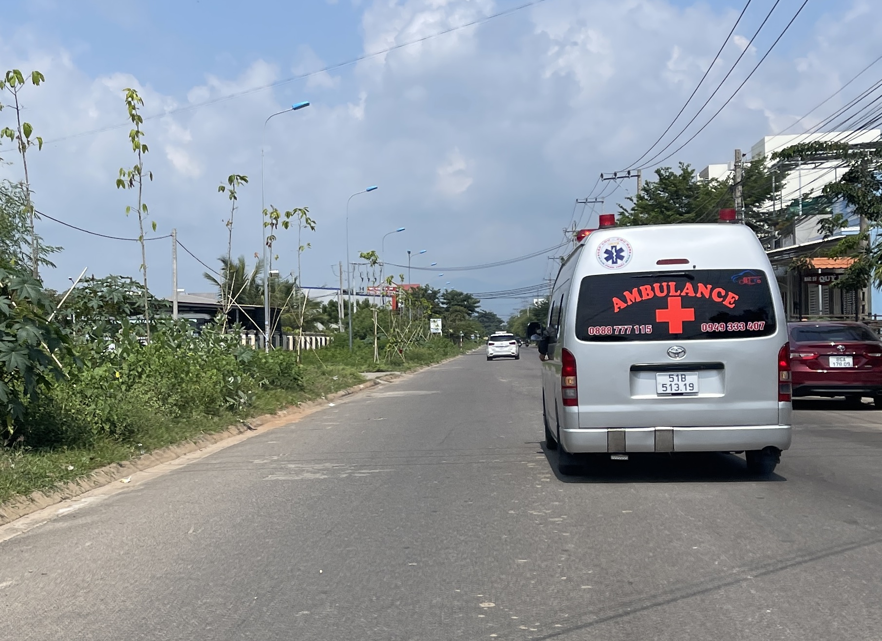 Trưa 17.10, xe cứu thương đưa thi thể anh Nguyễn Văn T. từ Trung tâm pháp y tỉnh Bình Thuận về Bình Định. Ảnh: DT