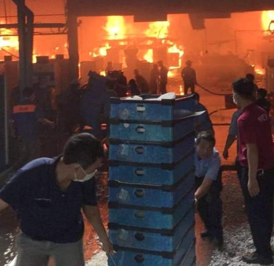 Công nhân, người lao động cùng nhau dập lửa, cứu hàng hoá. Ảnh: CTV