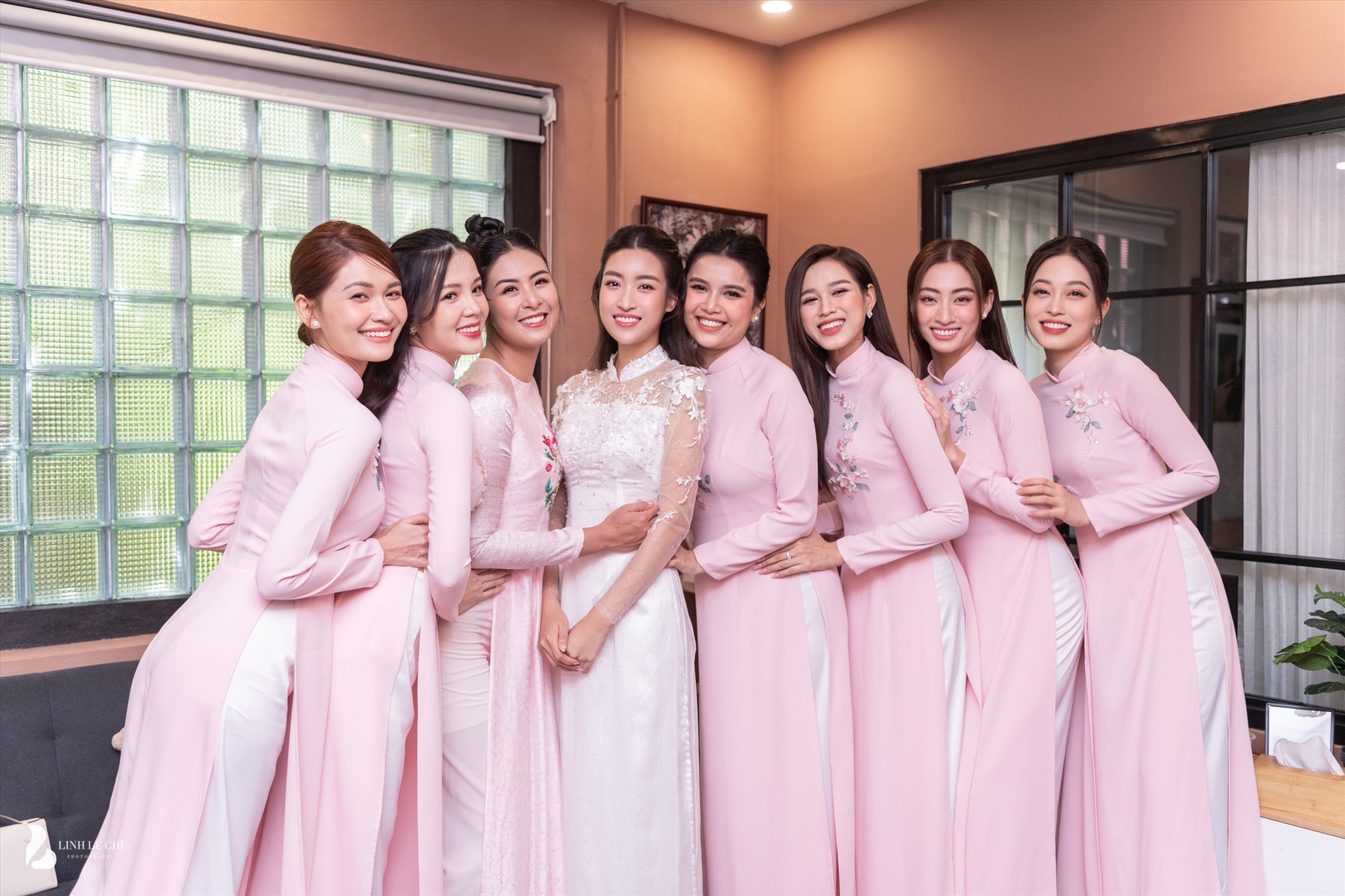 Dàn phù dâu của Hoa hậu Việt Nam 2016 cũng toàn những mỹ nhân đình đám như: Hoa hậu Lương Thùy Linh