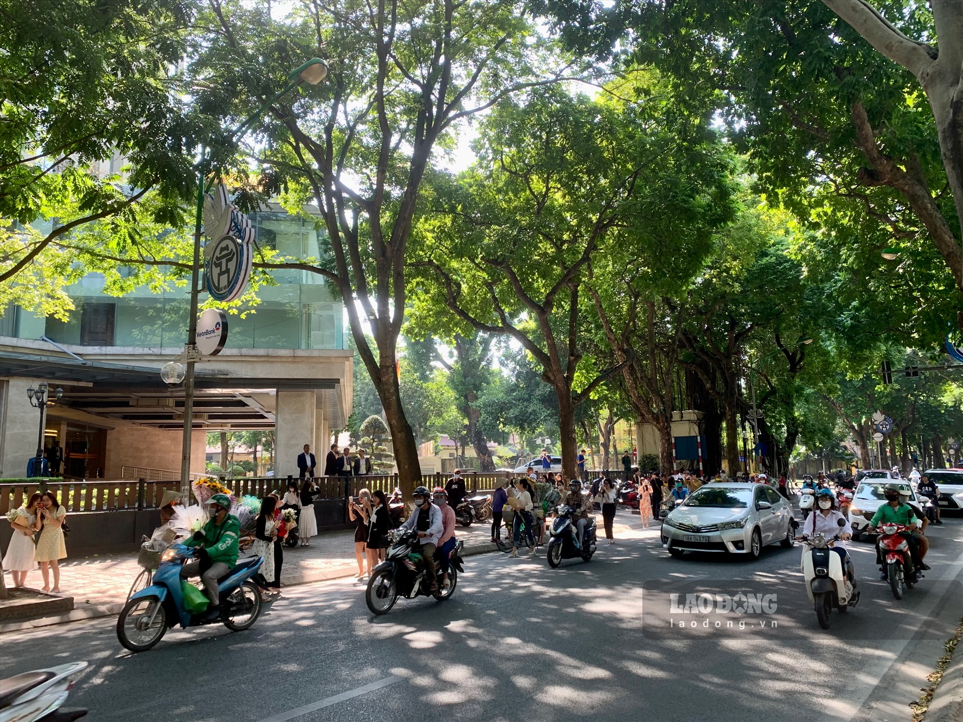 Nếu không chụp ảnh, du khách có thể chọn một quán cà phê ven đường để vừa nhâm nhi đồ uống, ngắm phố xá tấp nập và hít hà không khí trong trẻo của mùa thu Hà Nội.