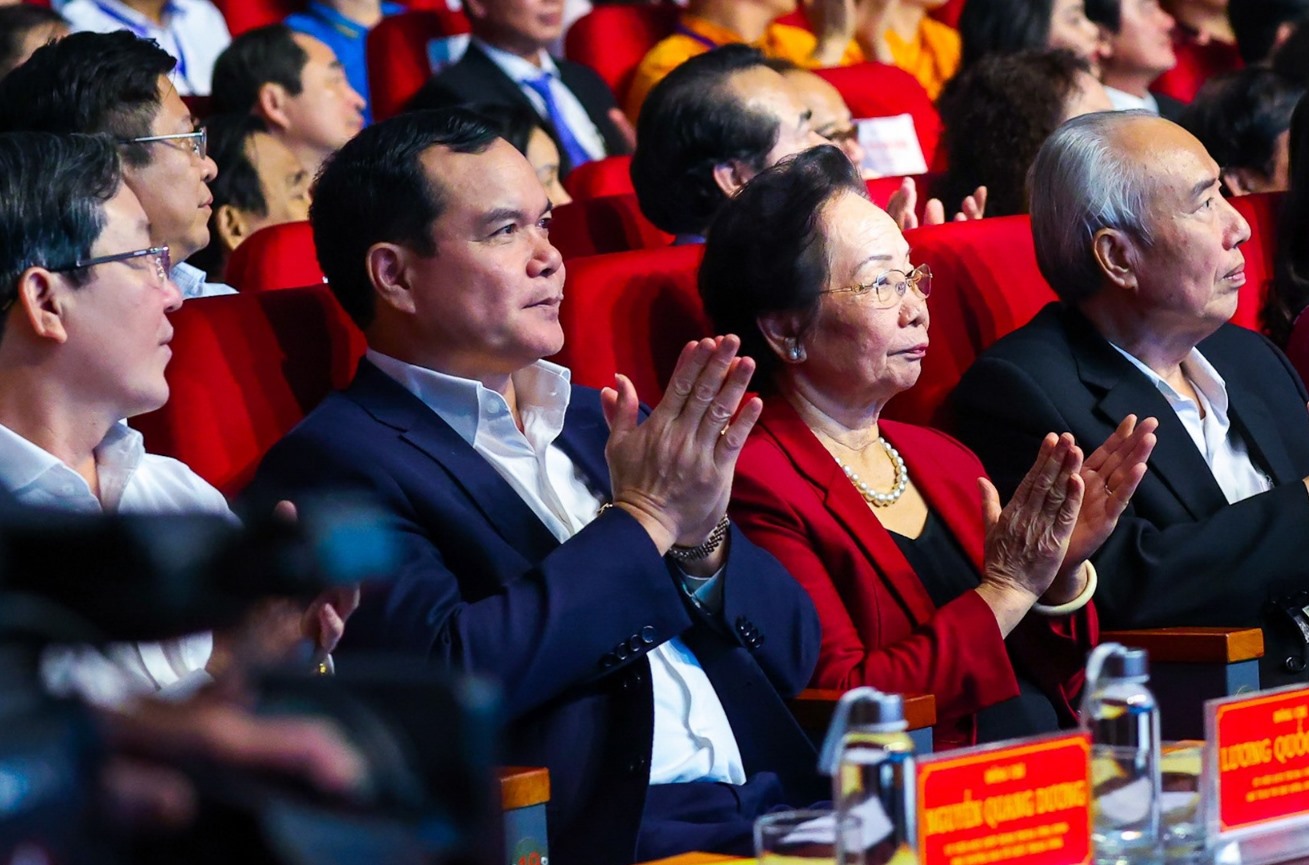 Chủ tịch Tổng LĐLĐ Việt Nam Nguyễn Đình Khang và các đại biểu dự chương trình.
