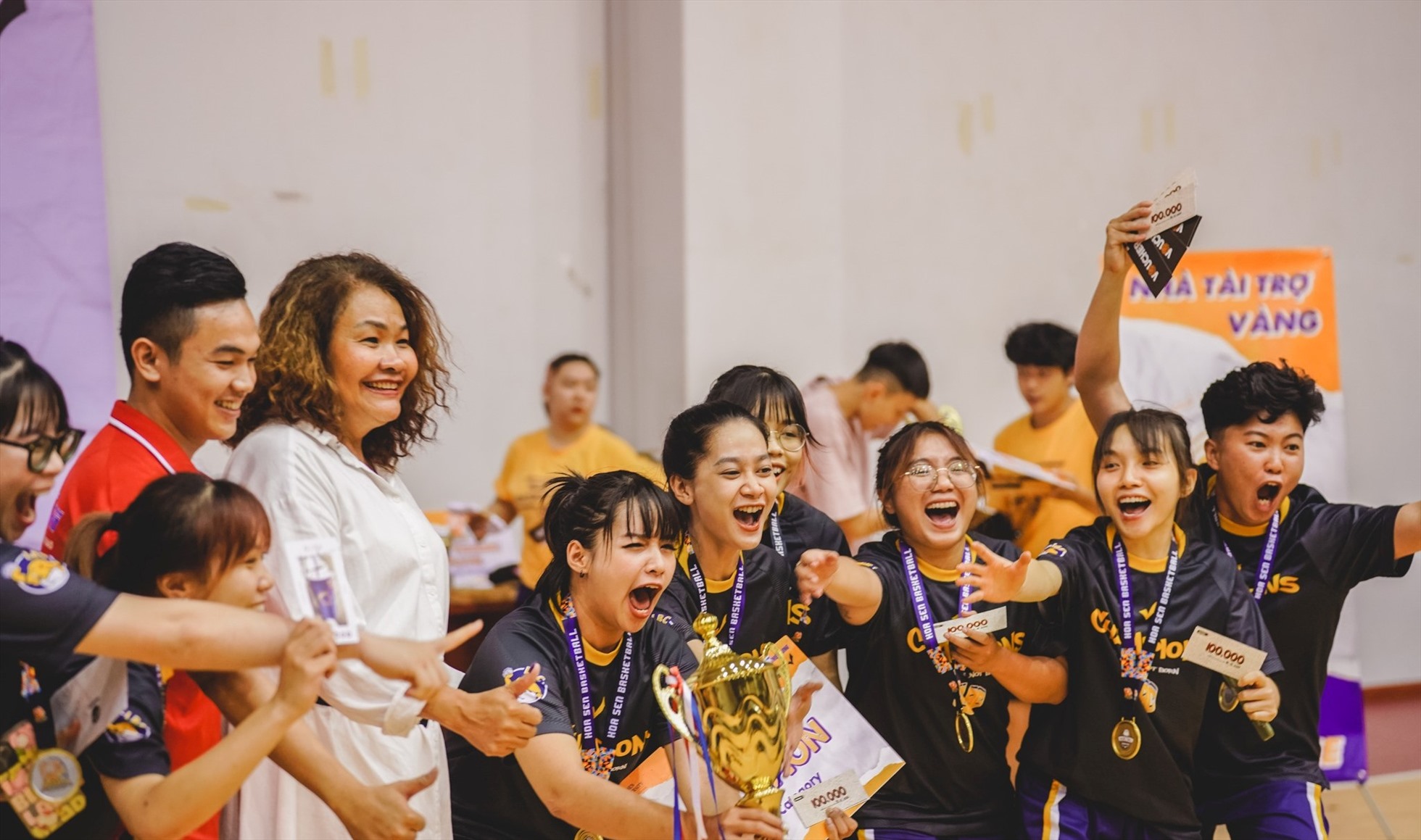 Đội bóng rổ nữ LBC của Đại học Hoa Sen giành ngôi vô địch ở bảng nữ. Ảnh: Y.N