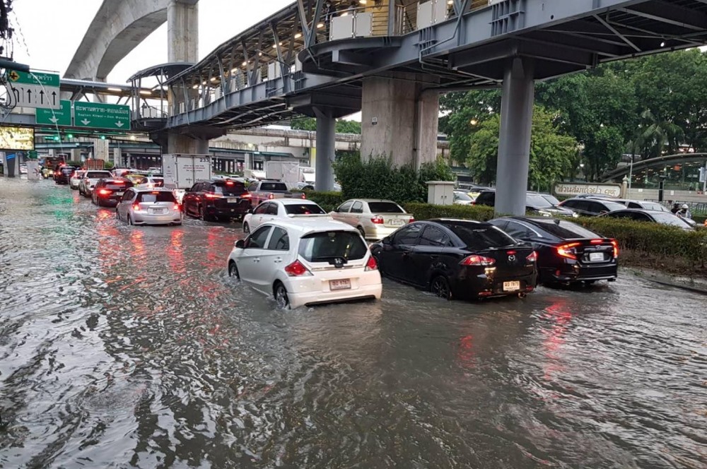 Thiên tai khiến nhiều địa phương gián đoạn hoạt động du lịch. Ảnh: Bangkok Post