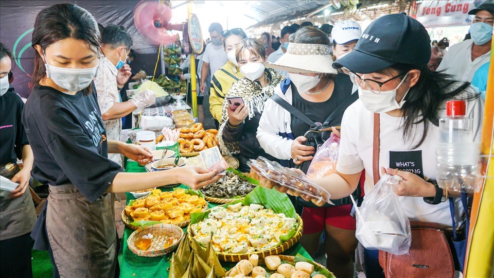 Nơi đây cũng thường xuyên diễn ra các lễ hội ẩm thực trong năm. Ảnh: Tạ Quang - Phong Linh