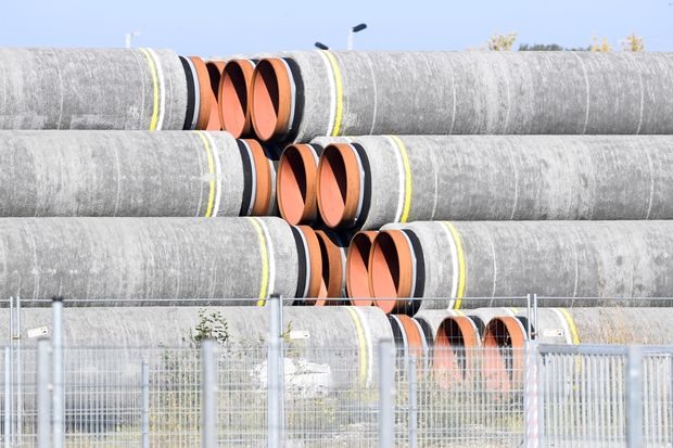 Các đường ống của Nord Stream 2 ở Mukran, Đức. Berlin từ chối chứng nhận Nord Stream 2 sau khi Nga tấn công Ukraina. Ảnh: Reuters