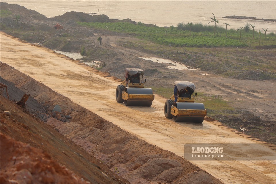 Dự án kè chống sạt lở bờ hữu sông Hồng vẫn đang được các đơn vị triển khai thi công.