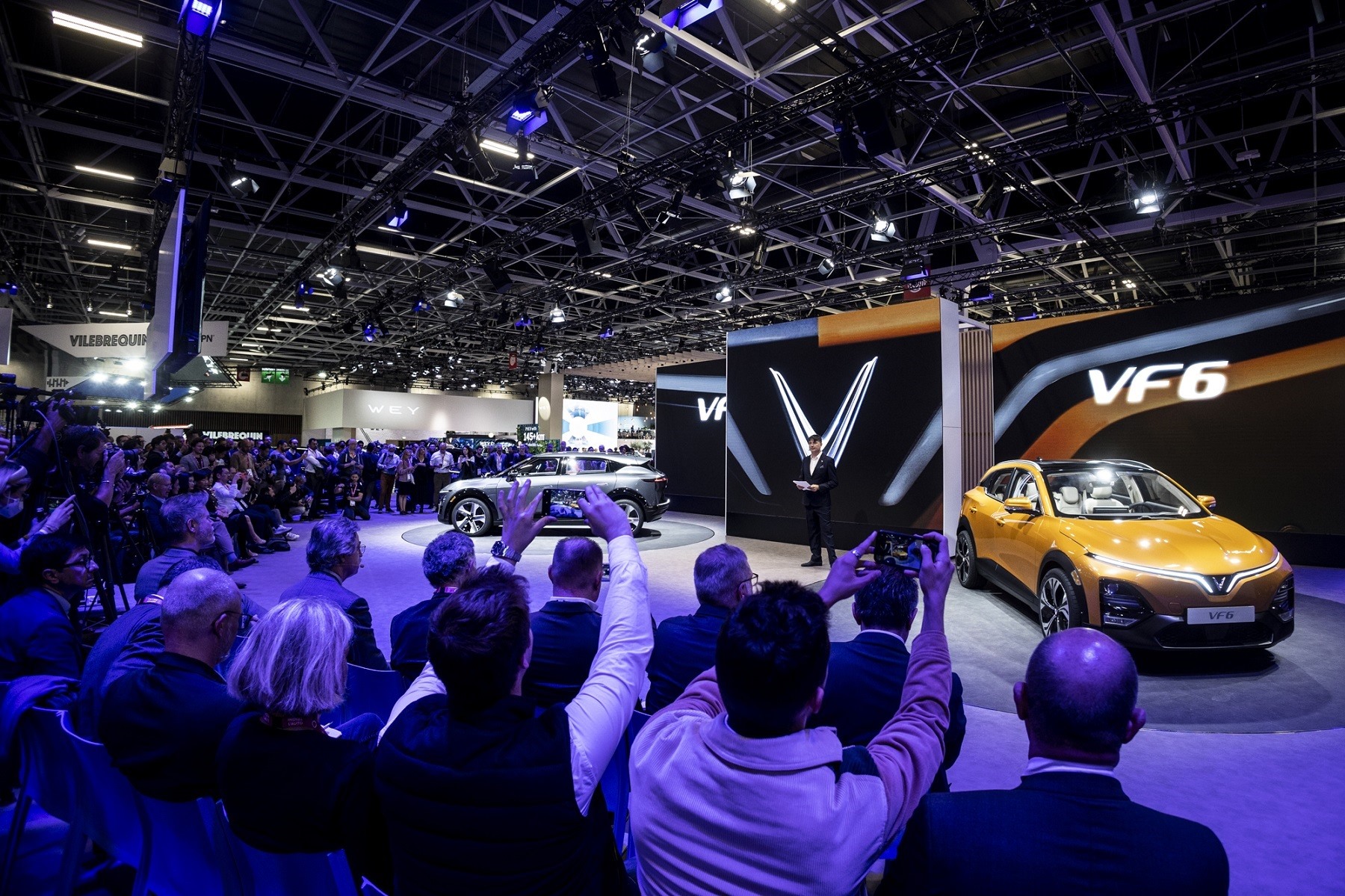 VinFast giới thiệu 4 mẫu ô tô điện VF 6, VF 7, VF 8, VF 9 và các dòng xe máy điện thông minh tại triển lãm Paris Motor Show 2022.