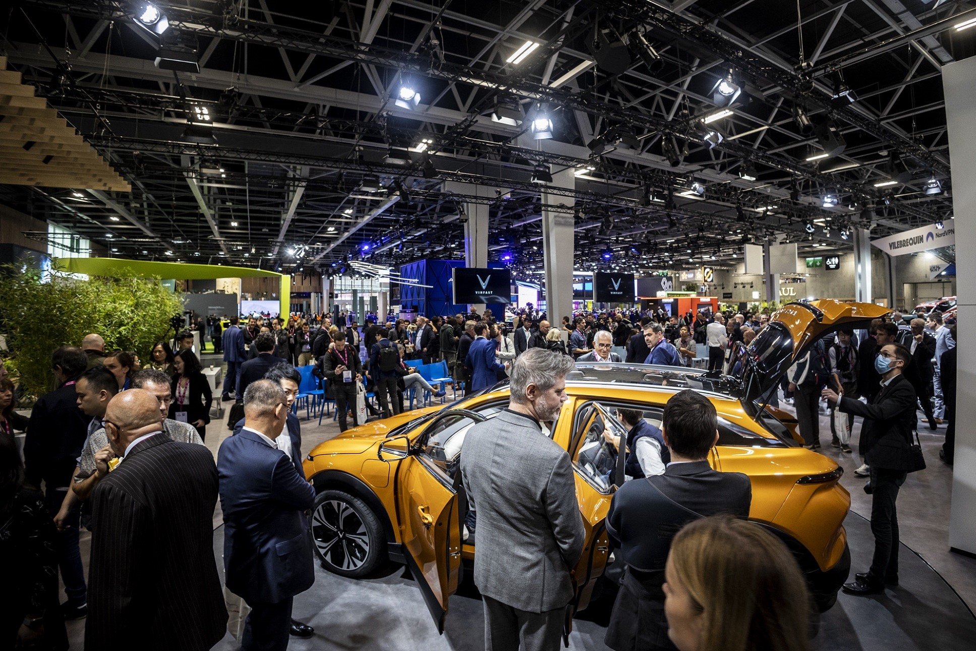 Gian hàng VinFast thu hút sự quan tâm lớn của giới truyền thông quốc tế tại Triển lãm Paris Motor Show 2022.
