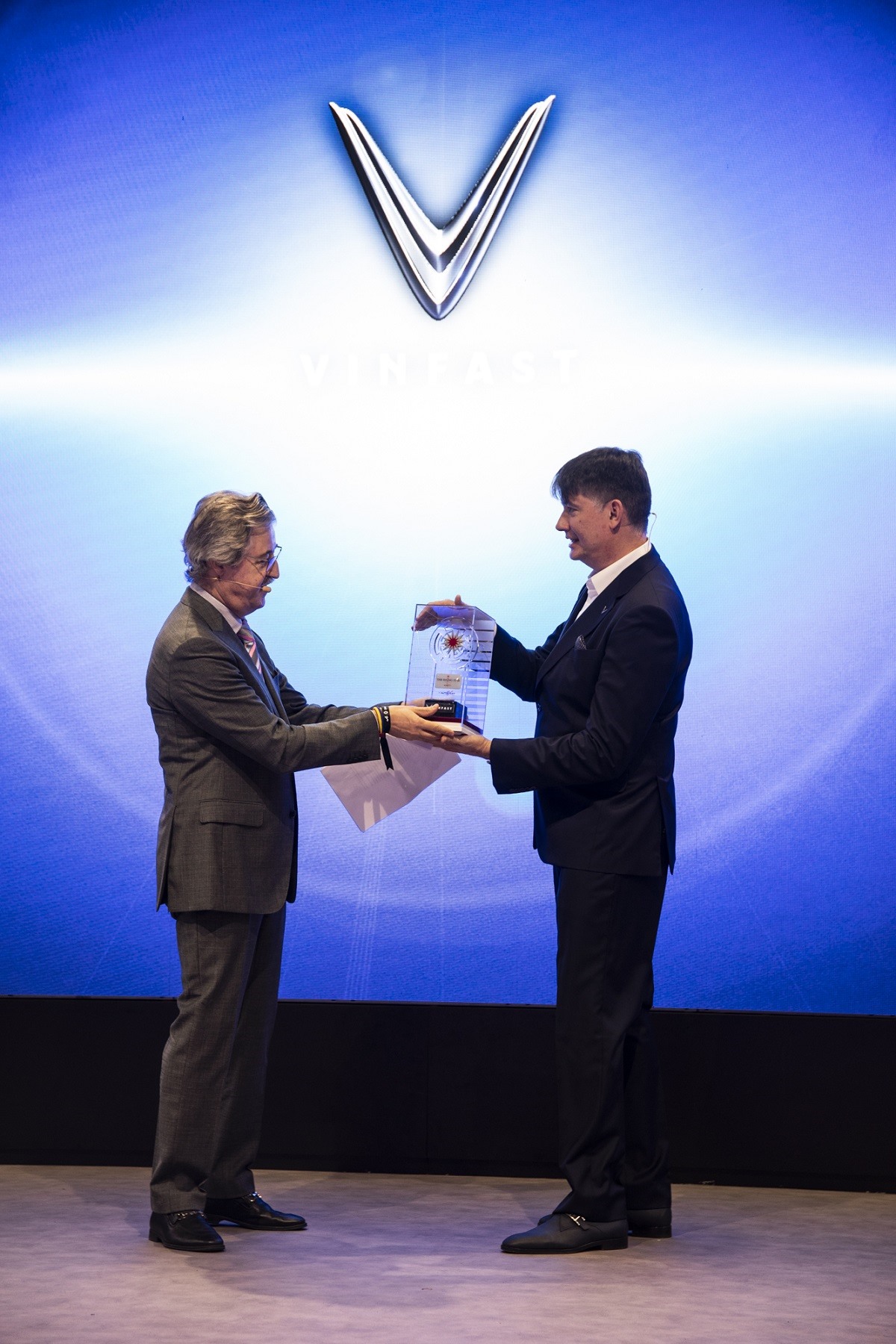 Ông Jean-Christophe Mercier - Phó Tổng giám đốc Hậu mãi và Trải nghiệm khách hàng VinFast châu Âu nhận giải thưởng “Ngôi sao đang lên - The Rising Star” từ ông Dan Vardie - Chủ tịch AutoBest.