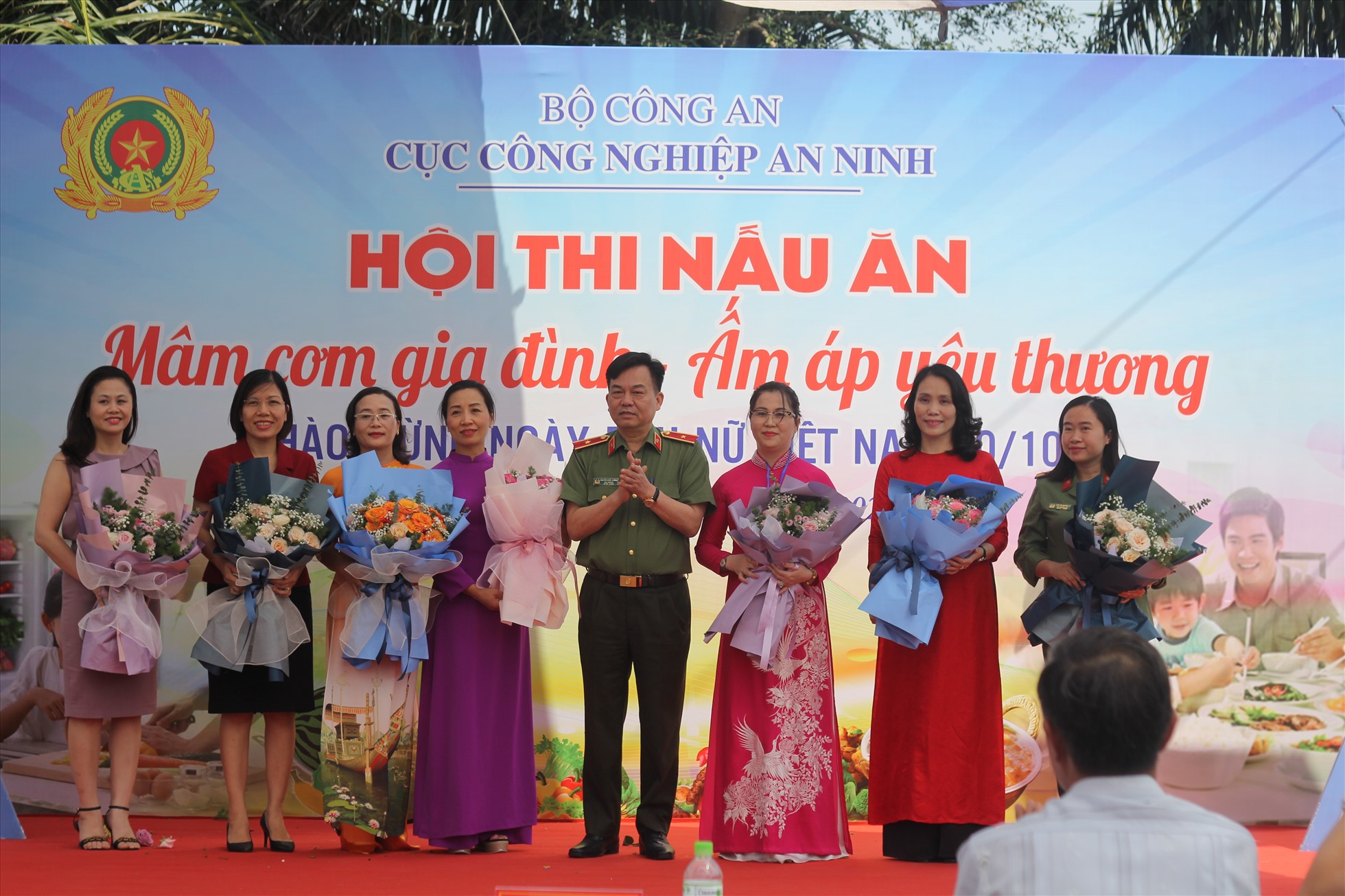 Cũng tại hội thi, Cục trưởng Cục H08 Nguyễn Khắc Cường đã tặng hoa cho các nữ cán bộ, chiến sĩ nhân Ngày Phụ nữ Việt Nam 20.10.