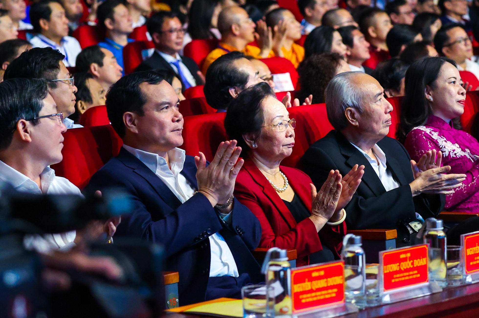 Chủ tịch Tổng LĐLĐ Việt Nam Nguyễn Đình Khang và các đại biểu dự chương trình.