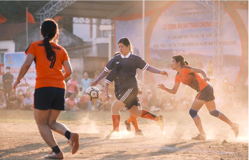 Nữ đoàn viên, CNVCLĐ huyện Tủa chùa tham gia Giải bóng đá nữ. Ảnh: Hồng Nga.