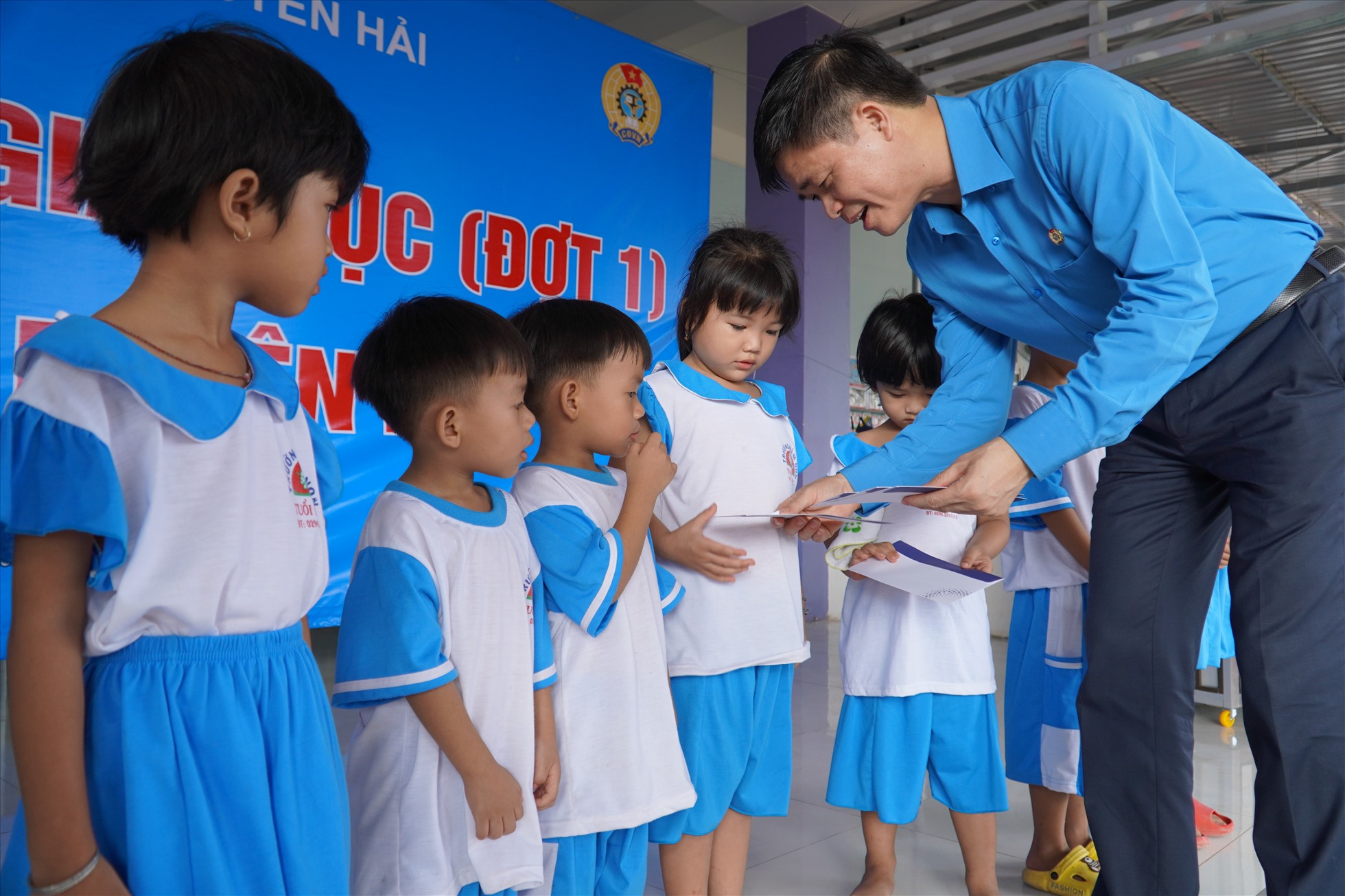 Phó Chủ tịch Tổng LĐLĐVN Ngọ Duy Hiểu tặng quà cho các cháu nhỏ tại trường mầm non