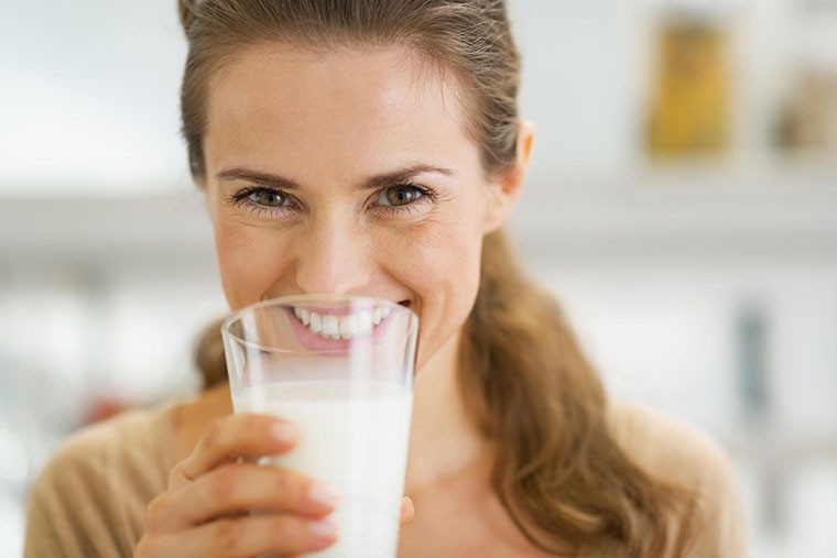 Uống sữa mỗi ngày cũng là cách giúp bổ sung vitamin D cho cơ thể và làm sáng làn da. Ảnh: Xinhua