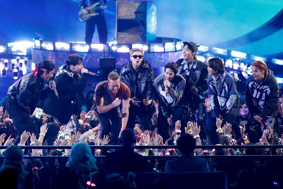 BTS biểu diễn ca khúc My Universe cùng Coldplay trên sân khấu AMAs 2021. Ảnh: AFP.