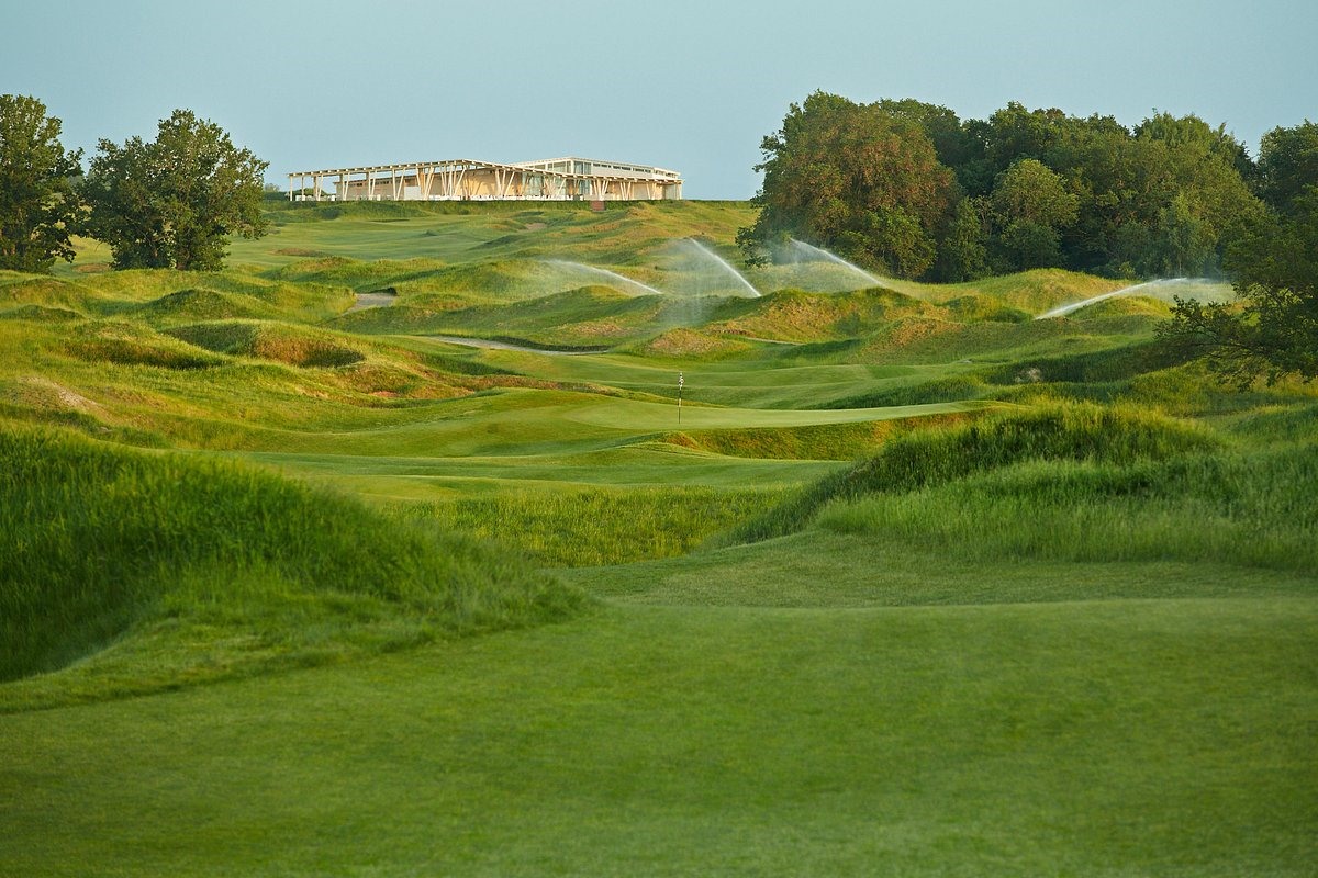 Sân golf này được thiết kế bởi kiến trúc sư John Flynn, có sự hòa quyện giữa cảnh quan độc đáo của nước Nga xinh đẹp và sự cổ điển của người Scotland.