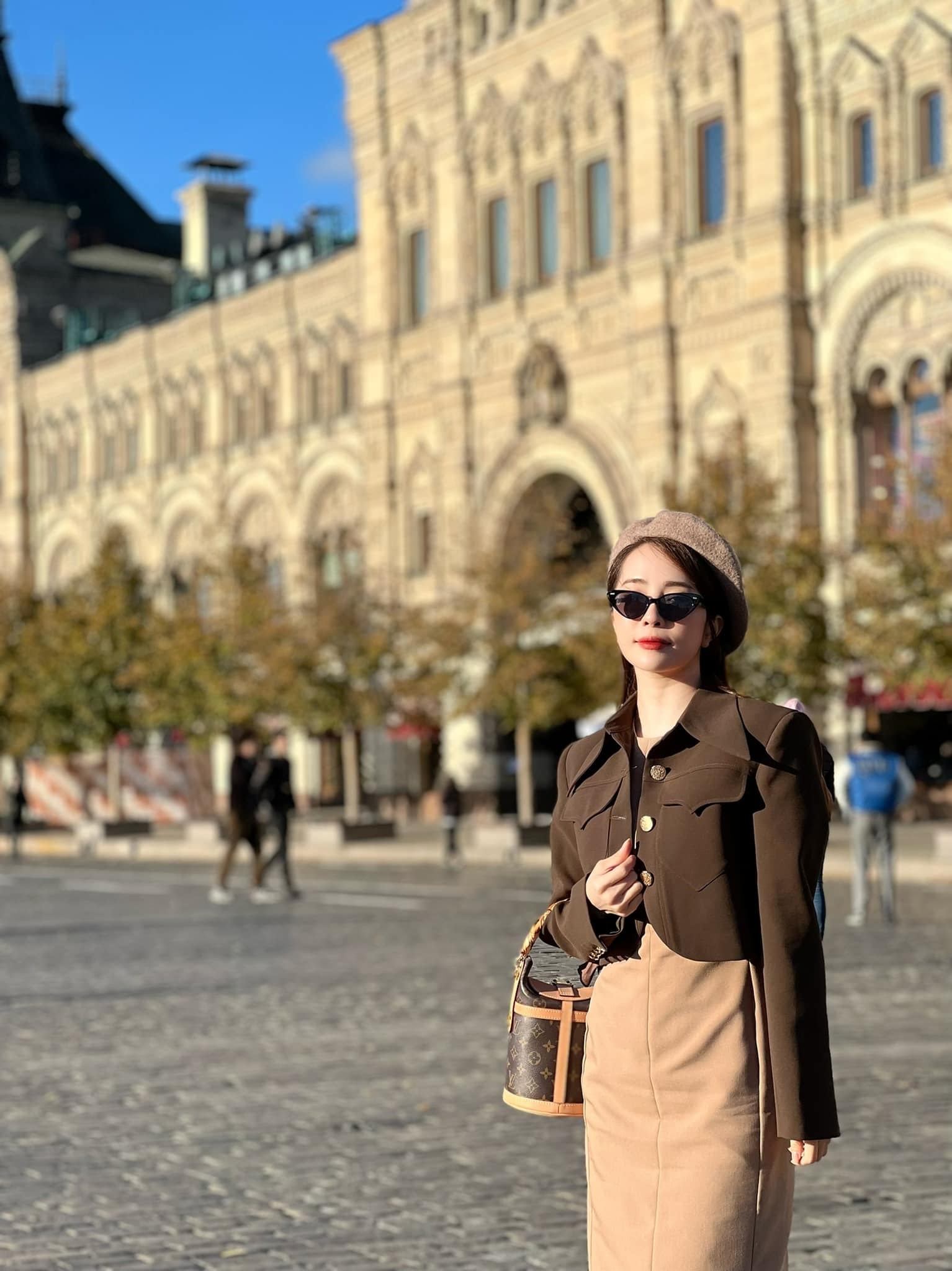 Quỳnh Nga check in tại đường phố sau khi đến Moscow.