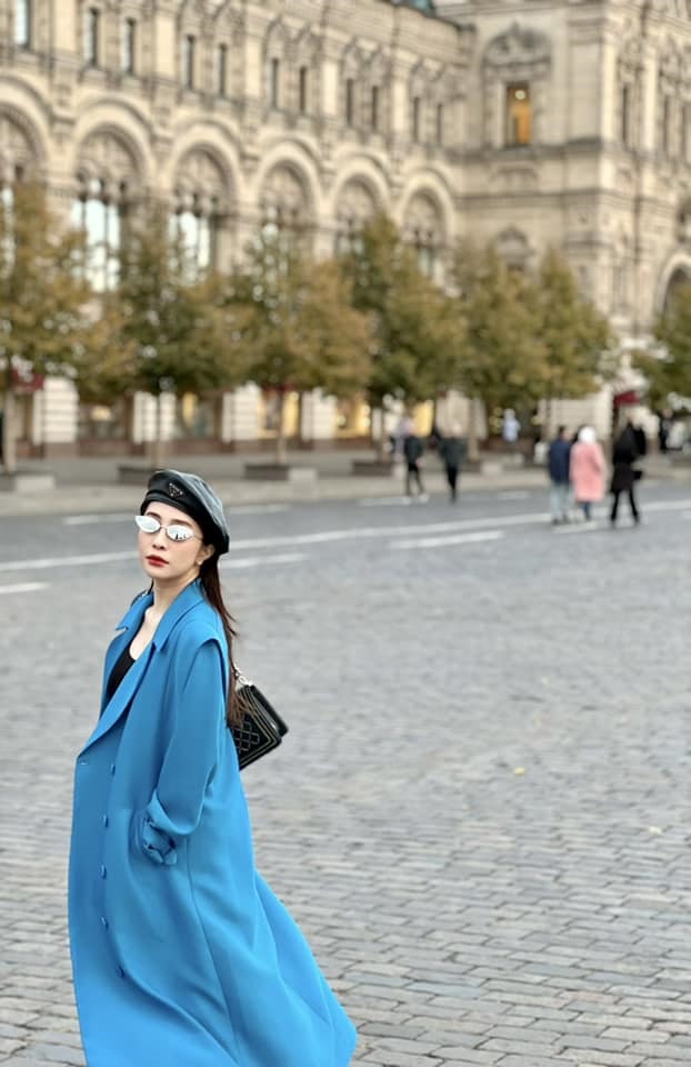 Tại đây, nữ diễn viên khoe những bức ảnh chụp cùng đường phố với kiến trúc có phần cổ kính, mang đậm phong cách Nga.