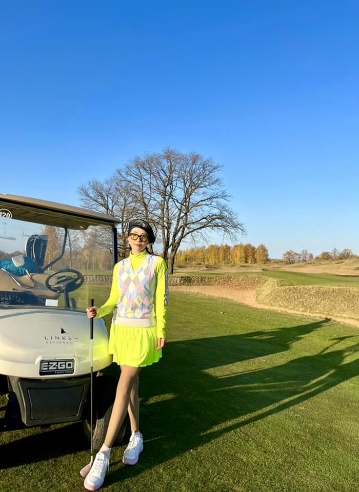 Nữ diễn viên khoe những bức ảnh đầu tiên tại sân golf ở Nga.