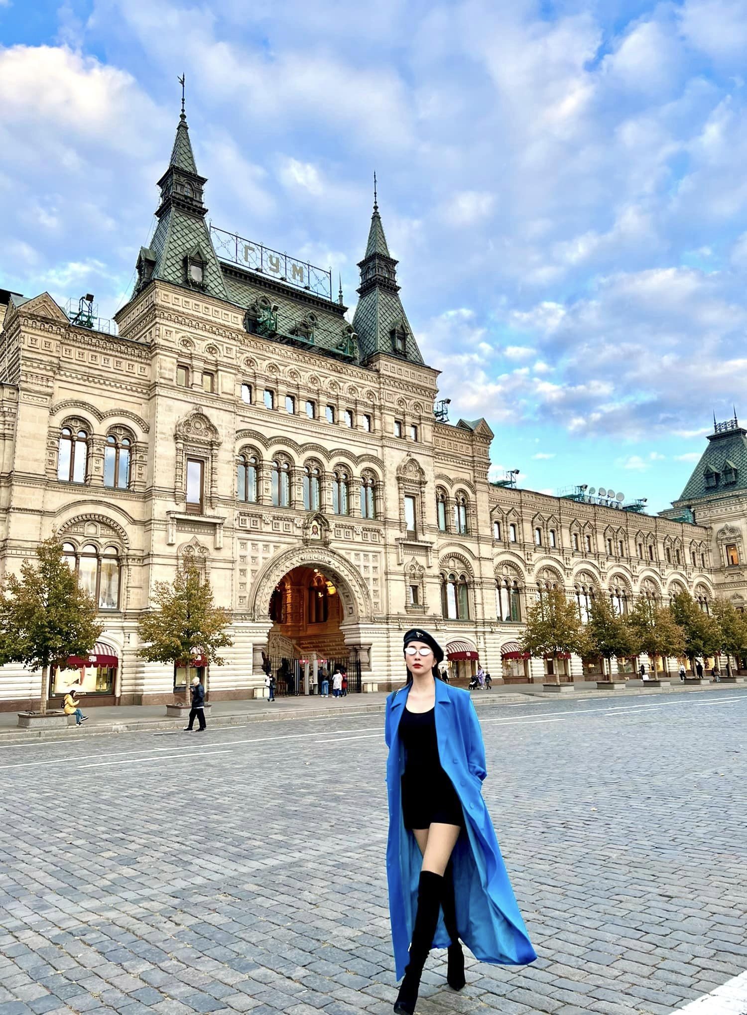 Trung tâm thương mại được xây dựng từ thế kỷ XIX, nằm đối diện điện Kremlin trên Quảng Trường Đỏ.