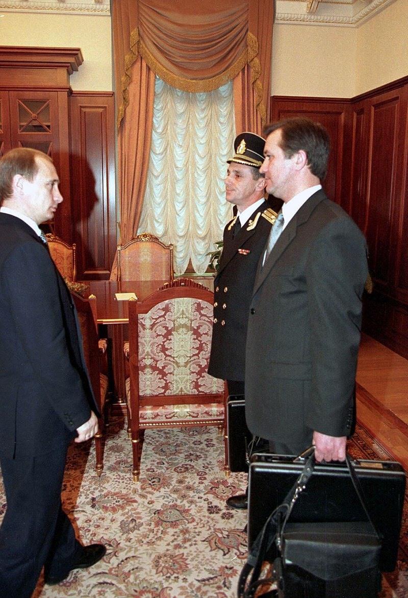 Quyền Tổng thống Vladimir Putin nhận vali hạt nhân vào ngày 31.12.1999. Ảnh: kremlin.ru