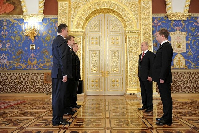 Lễ chuyển giao vali hạt nhân trong lễ nhậm chức lần thứ 3 của Tổng thống Vladimir Putin vào ngày 7.5.2012. Ảnh: Wiki