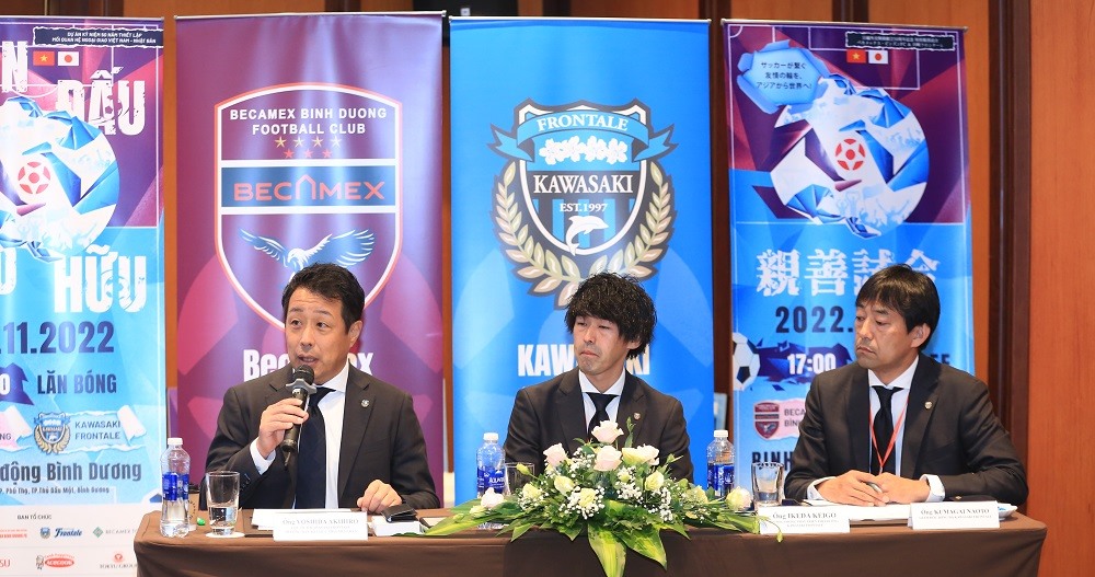 ... và đại diện câu lạc bộ Kawasaki Frontale trong buổi họp báo giới thiệu trận đấu. Ảnh: H.A