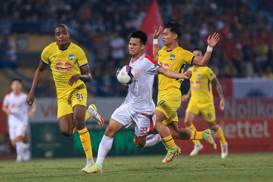 Dương Văn Hào ghi bàn thắng đẹp mắt ở vòng 20 V.League. Ảnh: Thanh Xuân