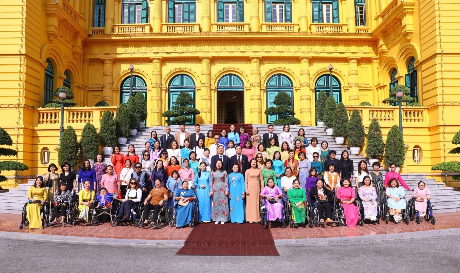 Phó Chủ tịch nước Võ Thị Ánh Xuân chụp ảnh với các đại biểu phụ nữ khuyết tật tiêu biểu.