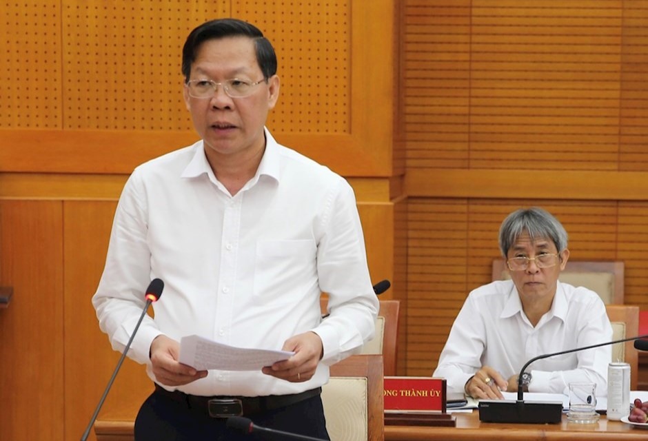 Chủ tịch UBND TPHCM Phan Văn Mãi báo cáo tại buổi làm việc.  Ảnh: Long Hồ