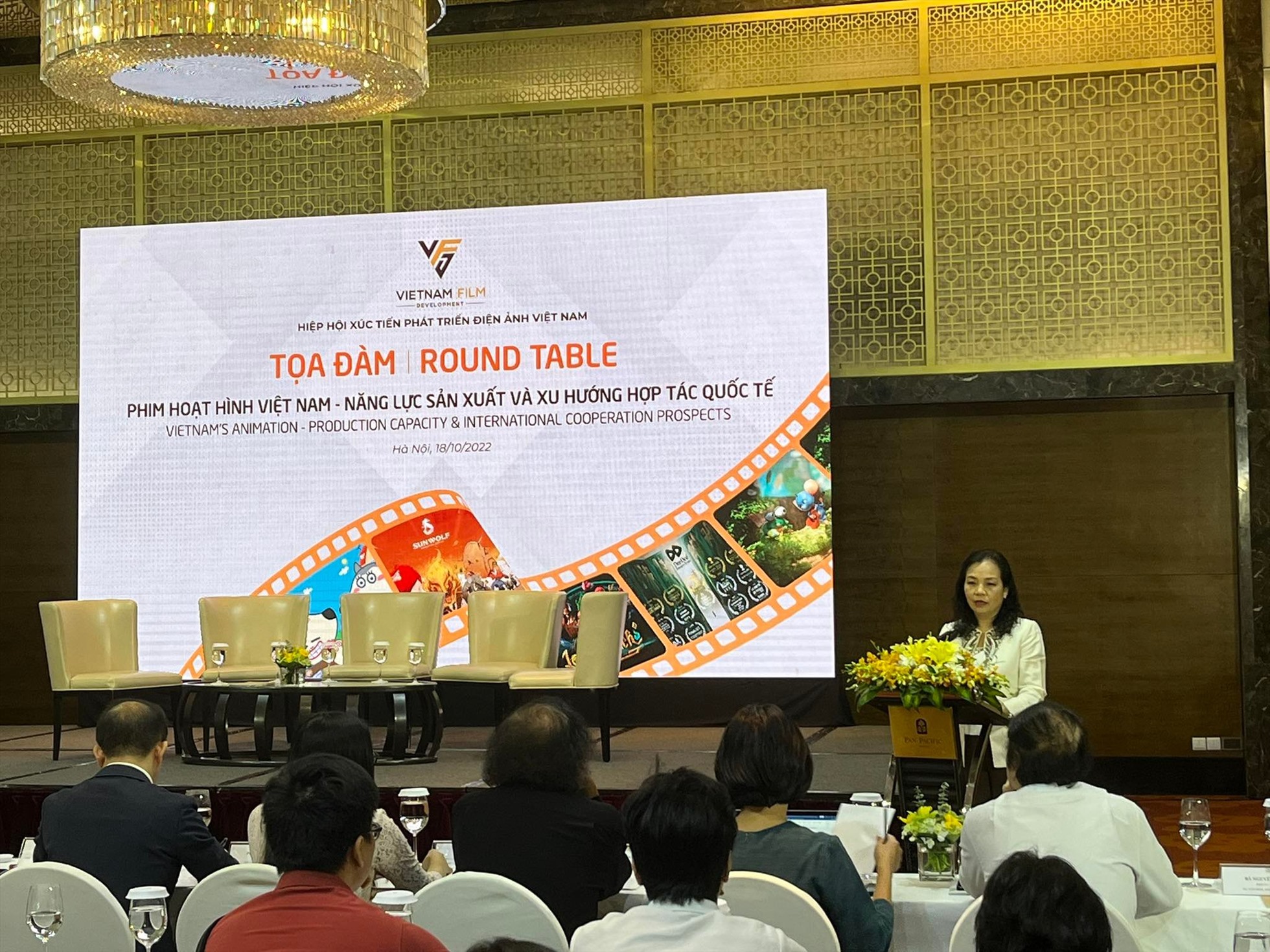 Bà Ngô Phương Lan- Chủ tịch Hiệp hội Xúc tiến phát triển Điện ảnh Việt Nam phát biểu khai mạc tọa đàm. Ảnh: Huyền Chi