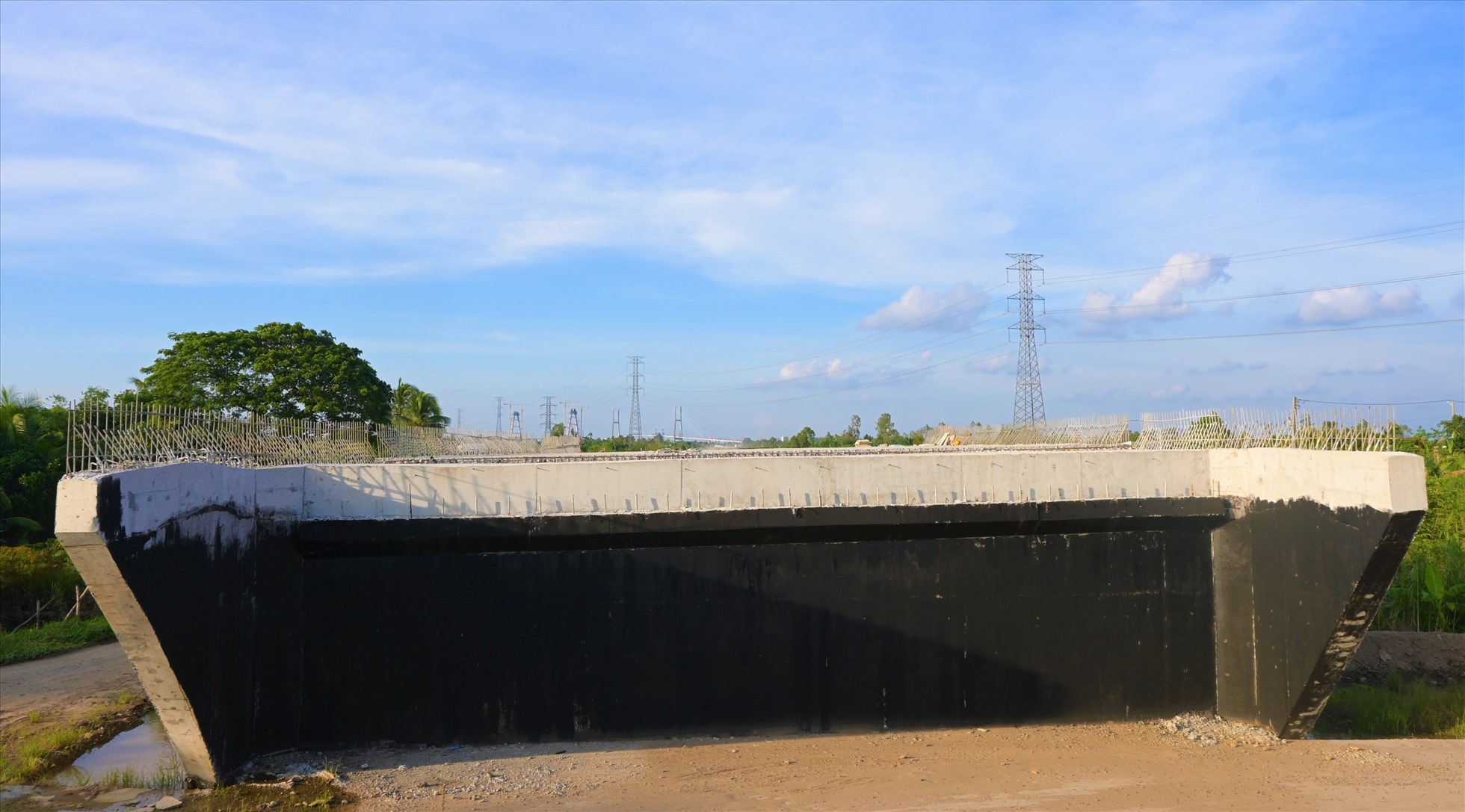 Theo báo cáo ngày 10.10 của Ban Quản lý dự án Mỹ Thuận (Bộ GTVT), Đắp gia tải giai đoạn 2 tuyến chính chậm, cụ thể là 1,16km/6,453km chậm triển khai, việc thi công các mố/trụ đạt 81%; sản xuất dầm đạt 91,2%; lao lắp dầm 13 cầu/19 cầu đạt 68,42%.