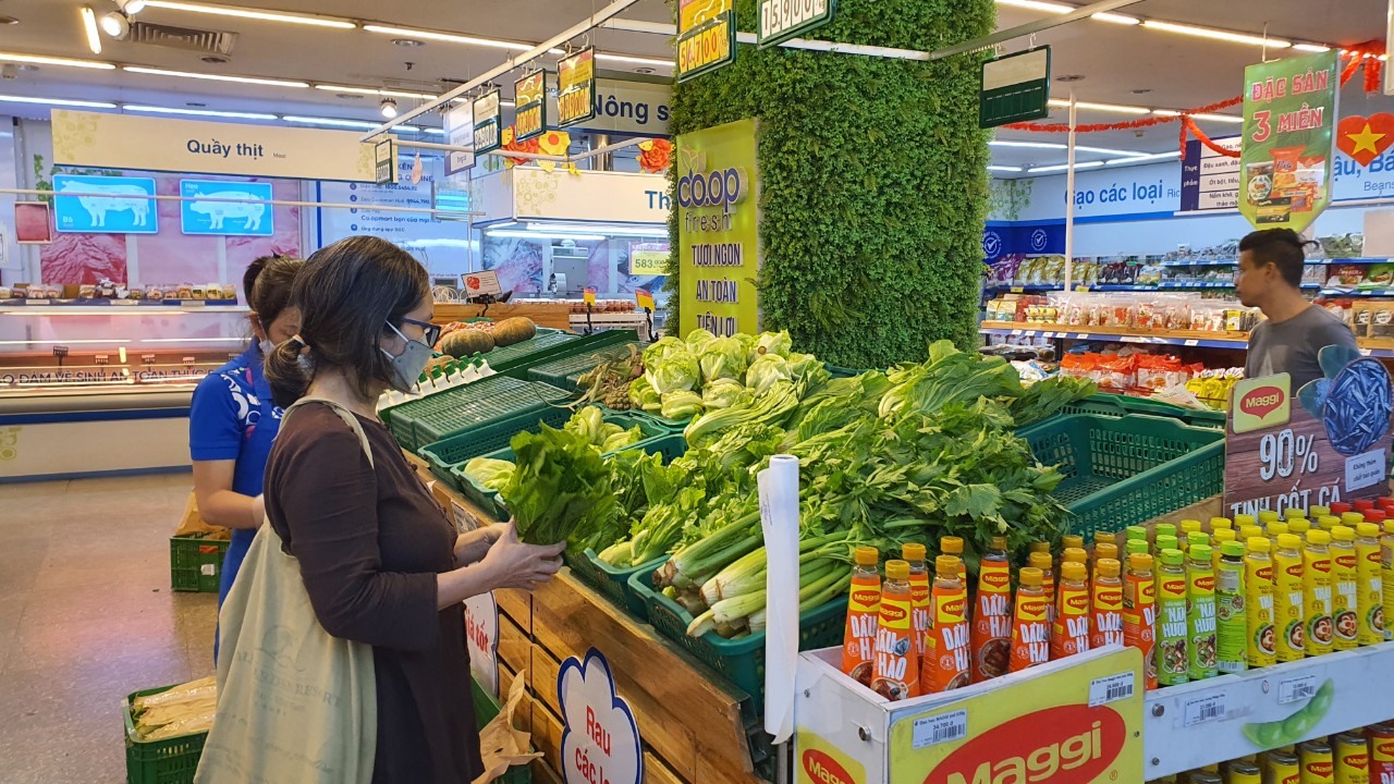 Rau xanh tại siêu thị nguồn cung dồi dào.