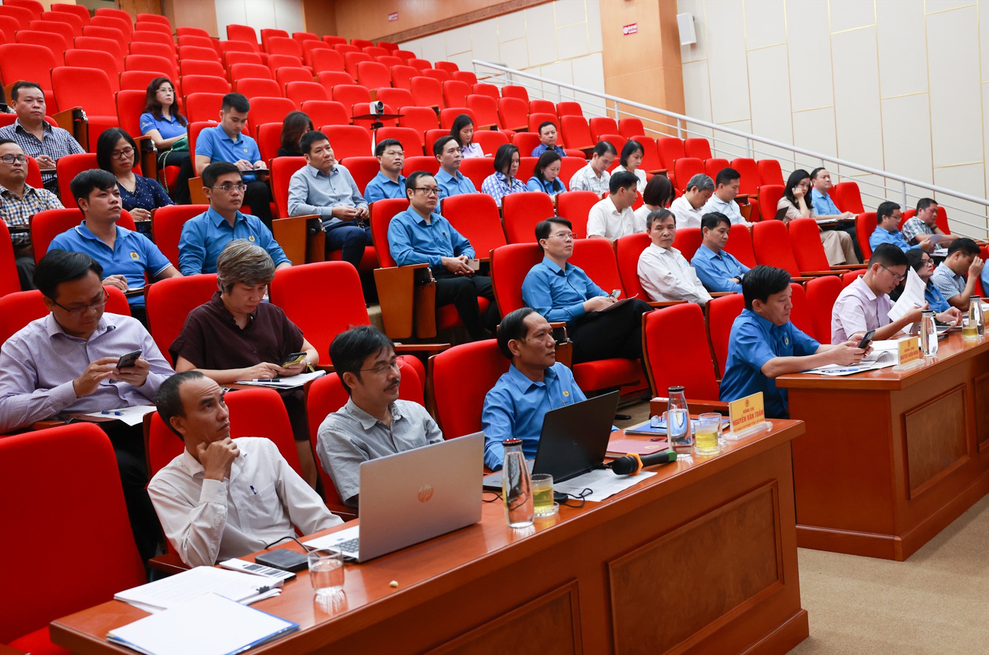 Các đại biểu tham dự hội nghị trực tuyến tại đầu cầu Tổng Liên đoàn Lao động Việt Nam. Ảnh: Hải Nguyễn