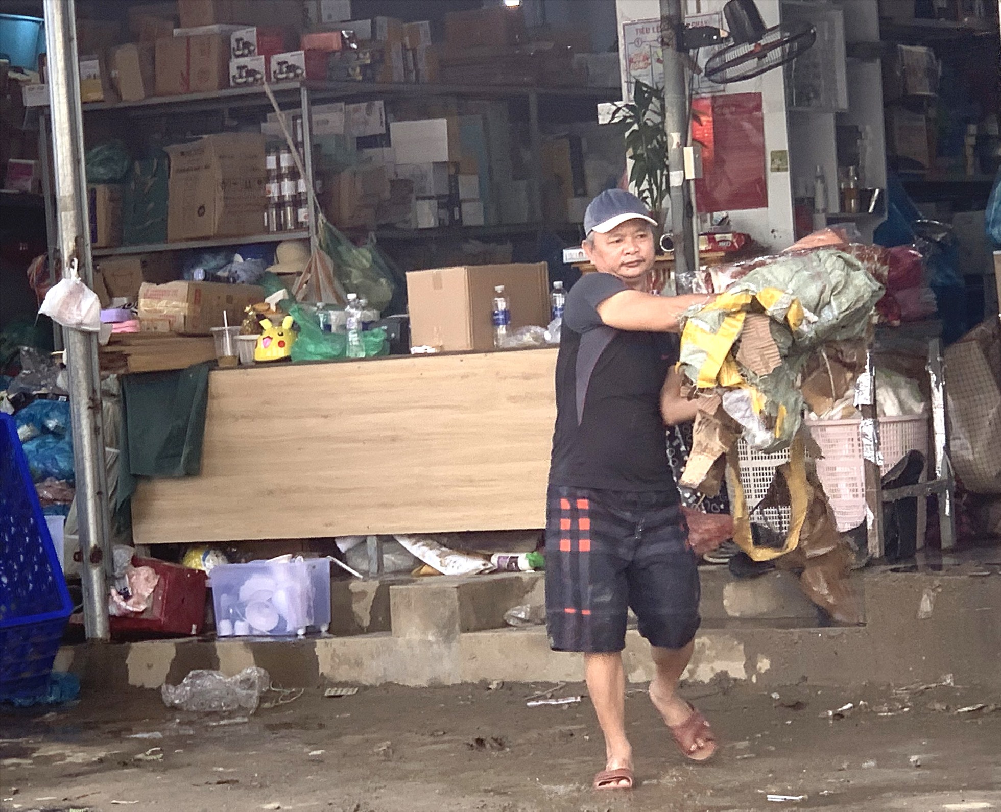 Cho đến chiều tối ngày 18.10, tròn 5 ngày sau đêm mưa lũ lịch sử tối 14.10, rất nhiều gia đình ở Đà Nẵng vẫn chưa thể dọn dẹp xong mọi thứ.