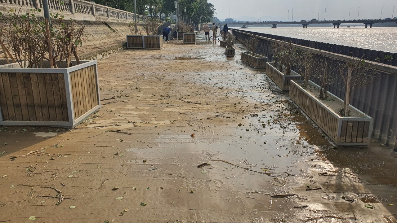 Cầu gỗ lim đoạn phía từ Bảo tàng Văn hóa Huế nước đã rút để lại bùn đất, rác thải nhếch nhác.