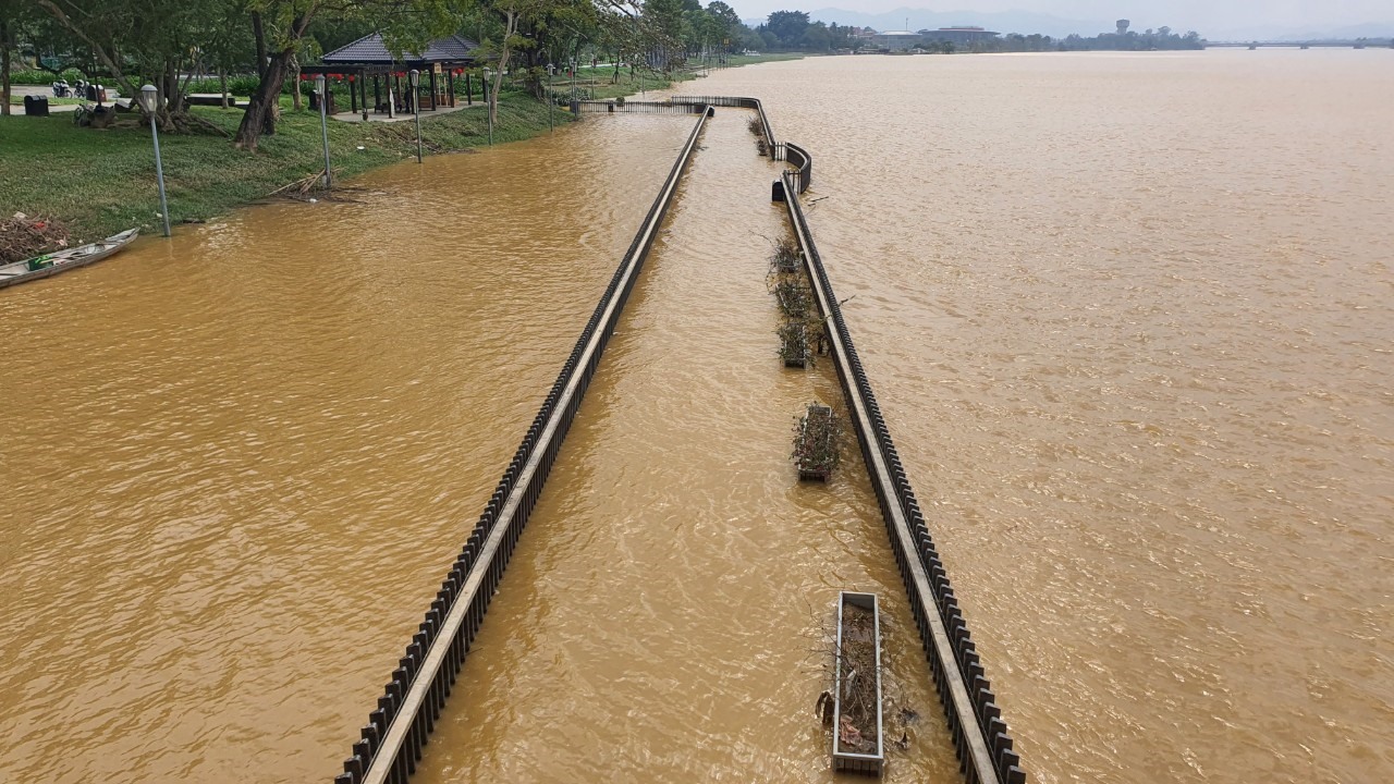 Đến ngày 18.10, cầu gỗ lim (TP. Huế) đoạn chân cầu Phú Xuân vẫn còn chìm trong nước lũ.